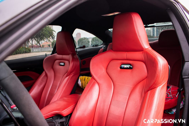 Tiến đến phần đuôi xe, cản sau của BMW M4 có thiết kế khỏe khoắn, tên xe “M4” đặt bên tay phải, đi cùng với đó là cụm đèn hậu LED. Phía sau xe được bổ sung thêm một cánh gió bằng sợi carbon đến từ thương hiệu AC Schnitzer trị giá 80 triệu đồng, chi tiết này đóng vai trò quan trọng giúp làm tăng độ bám đường cho thân xe khi di chuyển ở tốc độ cao, kèm theo đó là bộ khuếch tán carbon có khả năng điều hòa luồng không khí thoát ra từ gầm xe. Mảnh ghép cuối ở phần đuôi xe chính là hệ thống ống xả “full system” của thương hiệu Capristo, được biết, bộ ống xả độ này đã “ngốn” không dưới 230 triệu đồng của chủ xe.