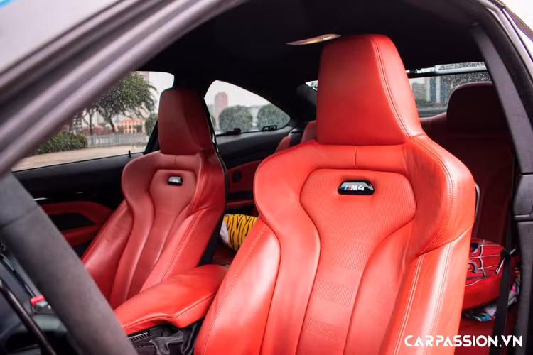 Tiến đến phần đuôi xe, cản sau của BMW M4 có thiết kế khỏe khoắn, tên xe “M4” đặt bên tay phải, đi cùng với đó là cụm đèn hậu LED. Phía sau xe được bổ sung thêm một cánh gió bằng sợi carbon đến từ thương hiệu AC Schnitzer trị giá 80 triệu đồng, chi tiết này đóng vai trò quan trọng giúp làm tăng độ bám đường cho thân xe khi di chuyển ở tốc độ cao, kèm theo đó là bộ khuếch tán carbon có khả năng điều hòa luồng không khí thoát ra từ gầm xe. Mảnh ghép cuối ở phần đuôi xe chính là hệ thống ống xả “full system” của thương hiệu Capristo, được biết, bộ ống xả độ này đã “ngốn” không dưới 230 triệu đồng của chủ xe.