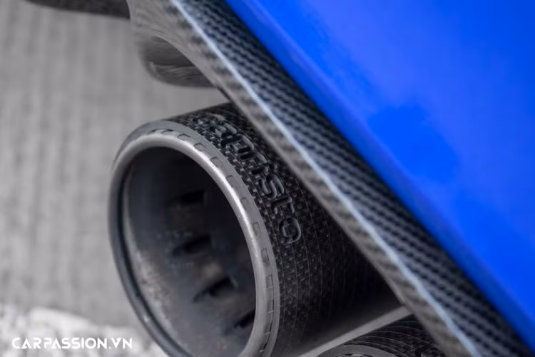 Bên hông xe là một khe thoát khí nhỏ, chủ nhân của chiếc M4 F82 này đã thay thế bộ mâm 437M đường kính 19 inch bằng bộ mâm 763M 5 chấu kép, tương tự chi tiết trên phiên bản BMW M4 CS. Đi cùng với bộ mâm mới là bộ lốp chuyên dụng để vận hành trong trường đua Michellin Pilot Sport Cup 2, tổng giá trị của 2 chi tiết trên là 8.000 USD, tương đương gần 190 triệu đồng.