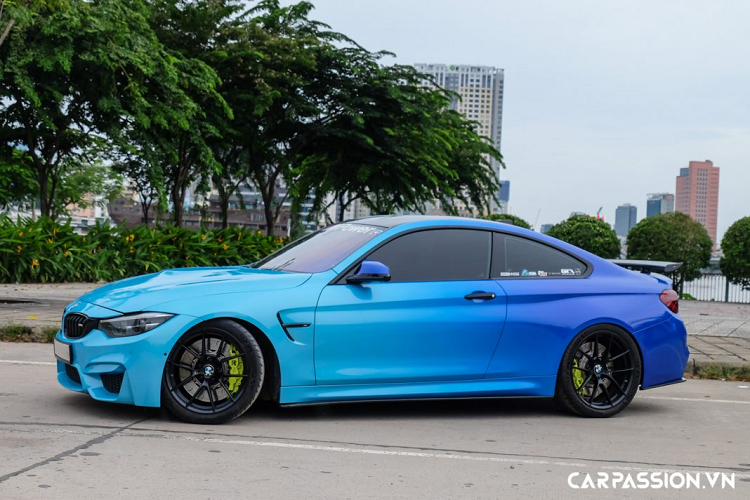 Theo chia sẻ từ chủ nhân của bản độ trên chiếc BMW M4 F82 hàng hiếm này, tổng giá trị các món “đồ chơi” có giá lên đến hơn 1 tỉ Đồng. Đây là chiếc BMW mang số thứ tự 006 trong số hàng trăm mẫu xe BMW thuộc câu lạc bộ BMW Car Club Việt Nam và có giá bán chính hãng lên đến hơn 4,383 tỉ Đồng. Chưa hết, anh còn có dự định nâng cấp thêm nắp ca-pô bằng sợi carbon cho “xế cưng” của mình trong thời gian tới.