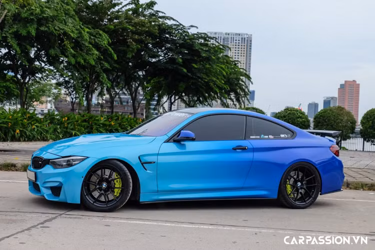 Theo chia sẻ từ chủ nhân của bản độ trên chiếc BMW M4 F82 hàng hiếm này, tổng giá trị các món “đồ chơi” có giá lên đến hơn 1 tỉ Đồng. Đây là chiếc BMW mang số thứ tự 006 trong số hàng trăm mẫu xe BMW thuộc câu lạc bộ BMW Car Club Việt Nam và có giá bán chính hãng lên đến hơn 4,383 tỉ Đồng. Chưa hết, anh còn có dự định nâng cấp thêm nắp ca-pô bằng sợi carbon cho “xế cưng” của mình trong thời gian tới.