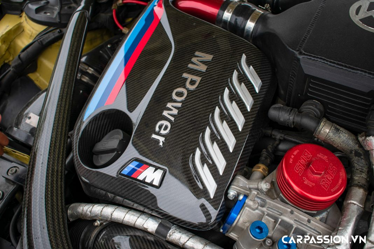 Khoang nội thất được bổ sung thêm các chi tiết ốp sợi carbon như hốc điều hòa, bảng táp-lô, cần số,… có tổng giá trị gần 60 triệu Đồng. Vô-lăng “zin” trên xe được thay mới bằng vô-lăng bọc da Alcantara, tích hợp đồng hồ điện tử cùng các nút chức năng hỗ trợ người lái có giá khoảng 70 triệu Đồng, phía sau là hai lẫy chuyển số to bản bằng sợi carbon cùng đồng hồ tốc độ dạng analog.