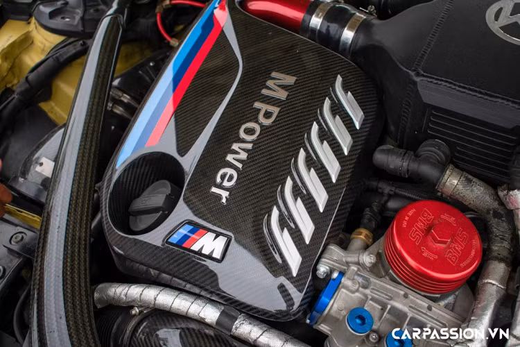 Khoang nội thất được bổ sung thêm các chi tiết ốp sợi carbon như hốc điều hòa, bảng táp-lô, cần số,… có tổng giá trị gần 60 triệu Đồng. Vô-lăng “zin” trên xe được thay mới bằng vô-lăng bọc da Alcantara, tích hợp đồng hồ điện tử cùng các nút chức năng hỗ trợ người lái có giá khoảng 70 triệu Đồng, phía sau là hai lẫy chuyển số to bản bằng sợi carbon cùng đồng hồ tốc độ dạng analog.