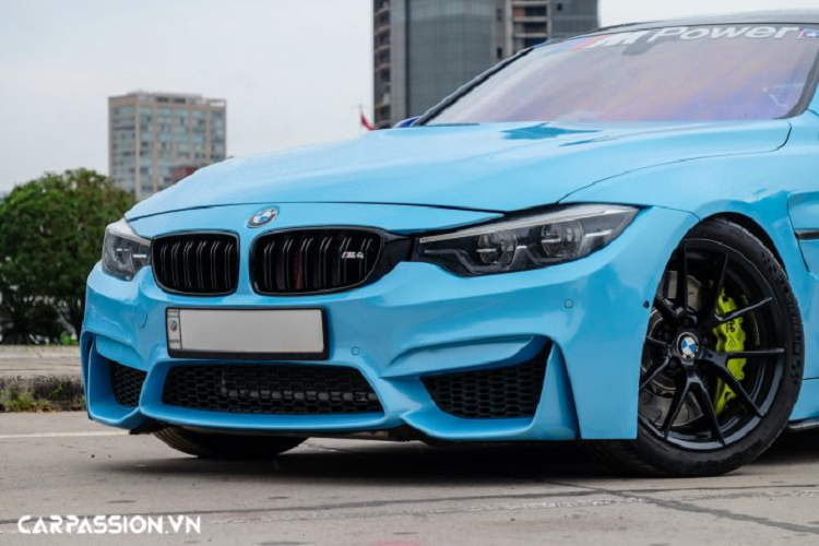 BMW M4 F82 sử dụng khối động cơ 6 xi-lanh thẳng hàng tăng áp kép, có dung tích 3.0 lít, sản sinh công suất tối đa 431 mã lực và mô men xoắn cực đại đạt mức 550 Nm. Nhờ hộp số 7 cấp M-DCT, mẫu xe thể thao 2 cửa này chỉ mất vỏn vẹn 4,1 giây để tăng tốc từ 0-100 km/h, tốc độ tối đa được giới hạn ở mức 250 km/h. Tuy nhiên với những sự nâng cấp kể trên, công suất của xe đã đạt mức gần 600 mã lực, mang lại hiệu năng vận hành ấn tượng cũng như cảm giác lái phấn khích hơn.