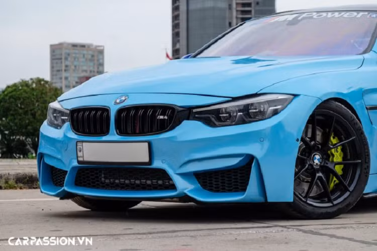 BMW M4 F82 sử dụng khối động cơ 6 xi-lanh thẳng hàng tăng áp kép, có dung tích 3.0 lít, sản sinh công suất tối đa 431 mã lực và mô men xoắn cực đại đạt mức 550 Nm. Nhờ hộp số 7 cấp M-DCT, mẫu xe thể thao 2 cửa này chỉ mất vỏn vẹn 4,1 giây để tăng tốc từ 0-100 km/h, tốc độ tối đa được giới hạn ở mức 250 km/h. Tuy nhiên với những sự nâng cấp kể trên, công suất của xe đã đạt mức gần 600 mã lực, mang lại hiệu năng vận hành ấn tượng cũng như cảm giác lái phấn khích hơn.