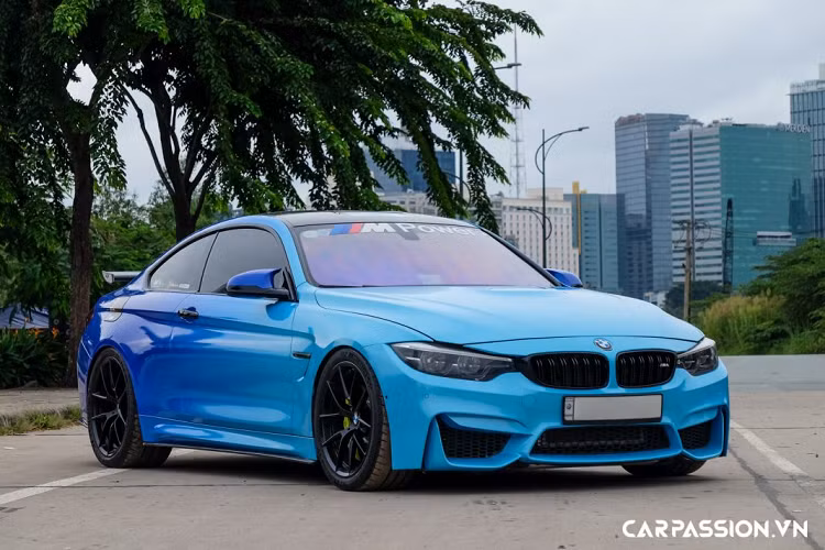 Mặc dù có số lượng xe vô cùng khiêm tốn, những chủ nhân của mẫu xe thể thao này tại Việt Nam thường có xu hướng nâng cấp các món “đồ chơi” đắt giá cũng như độ công suất máy cho xe. Chiếc xe thể thao BMW M4 xuất hiện trong bài viết cũng không phải là một ngoại lệ, xe thuộc sở hữu của một Bimmer ở khu vực phía Nam, đồng thời anh cũng là chủ của garage GTA Wrapping &amp; Tuning – một địa chỉ chuyên nâng cấp các dòng xe BMW tại Sài Gòn.