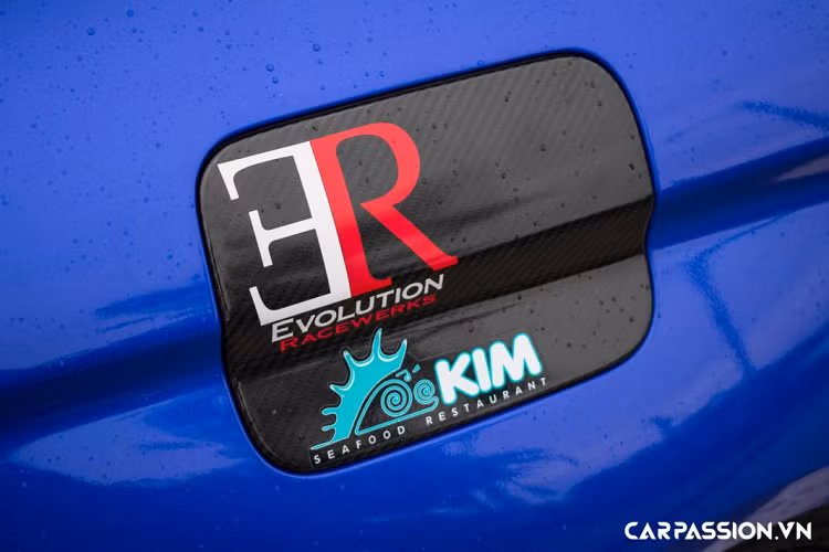 Ở cản trước, BMW M4 gây ấn tượng với thiết kế mạnh mẽ, 3 hốc gió phía dưới được nhấn mạnh đi kèm với lưới tản nhiệt hình “quả thận” trứ danh. Để phân biệt với các phiên bản khác, một logo “M4” nhỏ sẽ được đính trên lưới tản nhiệt. Xe sử dụng cụm đèn chiếu sáng Adaptive LED Headlight (đèn pha tự động thích ứng) với phạm vi chiếu sáng lên đến 350 mét và có thiết kế ấn tượng.