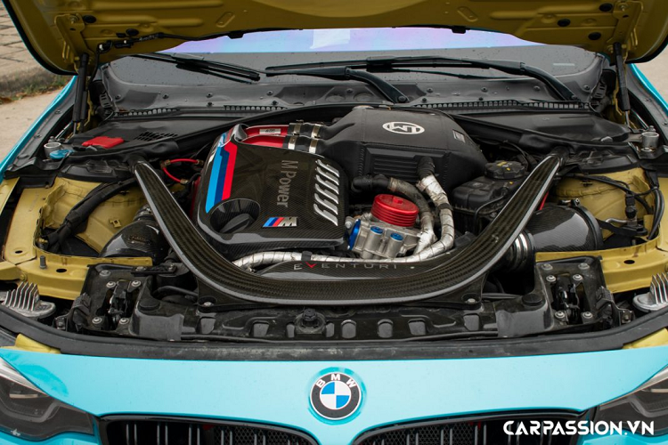 Điểm nhấn trong khoang nội thất xe chính là phần táp-pi cửa và ghế ngồi được bọc da cao cấp với tông màu đỏ rượu vang đầy quyến rũ. BMW M4 được trang bị màn hình giải trí cỡ lớn cùng dàn âm thanh 16 loa Harman Kardon cao cấp. Không chỉ “lột xác” diện mạo bên ngoài, Bimmer Sài Gòn còn chú trọng đến việc gia tăng sức mạnh cho khối động cơ của xe.