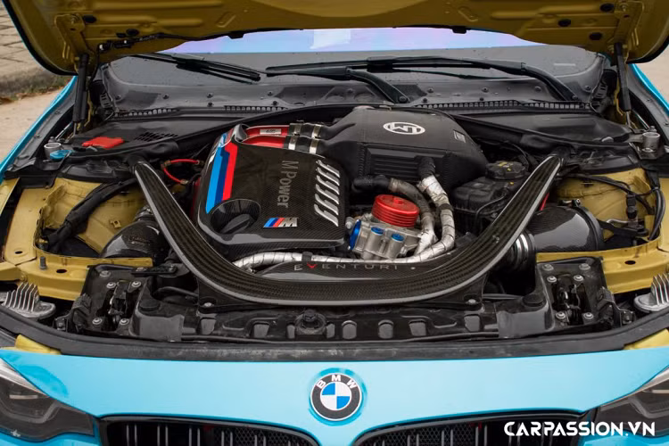 Điểm nhấn trong khoang nội thất xe chính là phần táp-pi cửa và ghế ngồi được bọc da cao cấp với tông màu đỏ rượu vang đầy quyến rũ. BMW M4 được trang bị màn hình giải trí cỡ lớn cùng dàn âm thanh 16 loa Harman Kardon cao cấp. Không chỉ “lột xác” diện mạo bên ngoài, Bimmer Sài Gòn còn chú trọng đến việc gia tăng sức mạnh cho khối động cơ của xe.