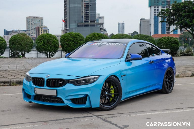 Điểm cộng của chiếc BMW M4 đời 2014 này nằm ở thiết kế gân guốc đậm chất thể thao, kết hợp cùng khối động cơ 6 xi-lanh mạnh mẽ, đem lại những trải nghiệm đầy phấn khích phía sau vô-lăng. Tại thị trường trong nước, tất cả những chiếc BMW M4 đều được nhập khẩu chính hãng và nhanh chóng tìm được chủ nhân.