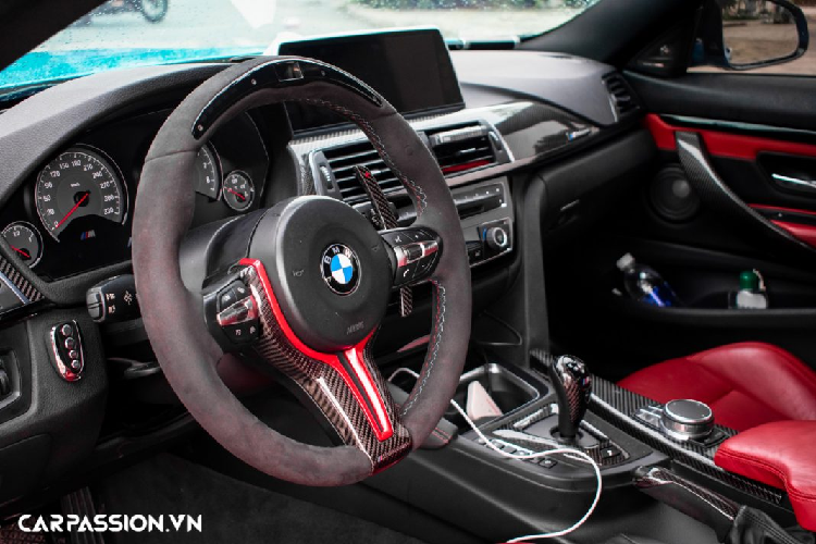 Ẩn phía sau là cùm phanh “hàng hiệu” của AP Racing với đĩa trước có đường kính 405 mm và đĩa sau 385 mm có giá bán khoảng 162 triệu Đồng. Ngoài ra bên hông xe còn có sự xuất hiện của hai líp gió được làm từ sợi carbon, trong khi đó, phần nóc xe carbon là trang bị tiêu chuẩn trên BMW M4. Chưa hết, nắp nhiên liệu của xe cũng được độ với chi tiết làm từ sợi carbon.