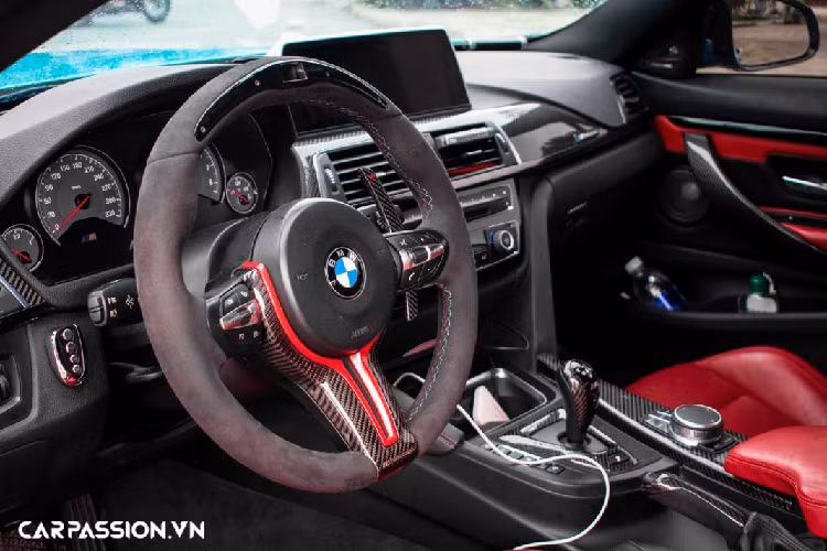 Ẩn phía sau là cùm phanh “hàng hiệu” của AP Racing với đĩa trước có đường kính 405 mm và đĩa sau 385 mm có giá bán khoảng 162 triệu Đồng. Ngoài ra bên hông xe còn có sự xuất hiện của hai líp gió được làm từ sợi carbon, trong khi đó, phần nóc xe carbon là trang bị tiêu chuẩn trên BMW M4. Chưa hết, nắp nhiên liệu của xe cũng được độ với chi tiết làm từ sợi carbon.