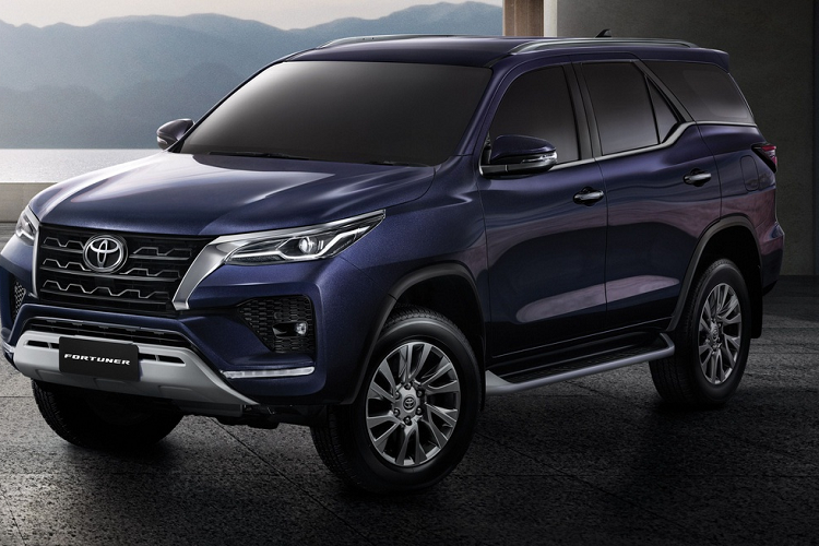 Toyota Fortuner 2020 được trang bị động cơ diesel 1GD-FTV dung tích 2.8L, 4 xy-lanh, cho công suất 201 mã lực và mô-men xoắn cực đại 500 Nm. So với phiên bản trước, Fortuner 2020 mạnh hơn 26 mã lực và 50 Nm nhưng mức tiêu thụ nhiên liệu giảm 11,6% khi chạy trên đường hỗn hợp (7,6 lít/100 km).