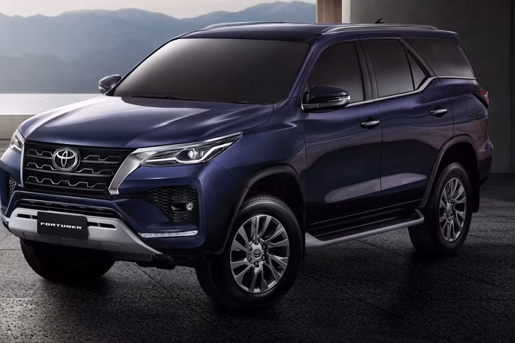 Toyota Fortuner 2020 được trang bị động cơ diesel 1GD-FTV dung tích 2.8L, 4 xy-lanh, cho công suất 201 mã lực và mô-men xoắn cực đại 500 Nm. So với phiên bản trước, Fortuner 2020 mạnh hơn 26 mã lực và 50 Nm nhưng mức tiêu thụ nhiên liệu giảm 11,6% khi chạy trên đường hỗn hợp (7,6 lít/100 km).