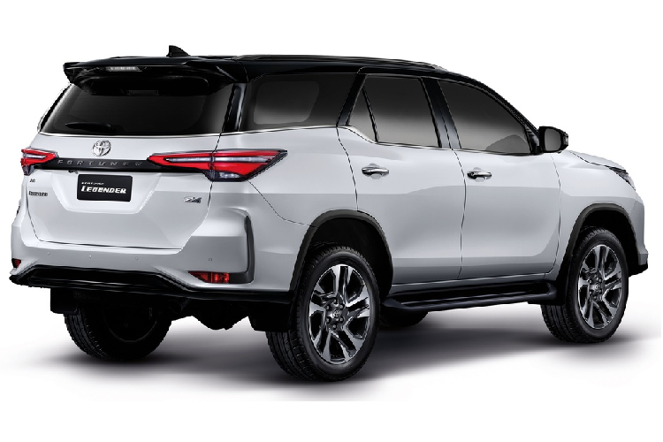 Thiết kế đuôi xe của SUV 7 chỗ Toyota Fortuner thế hệ mới không có nhiều thay đổi ngoại trừ cụm đèn hậu dạng LED được tinh chỉnh đôi chút.