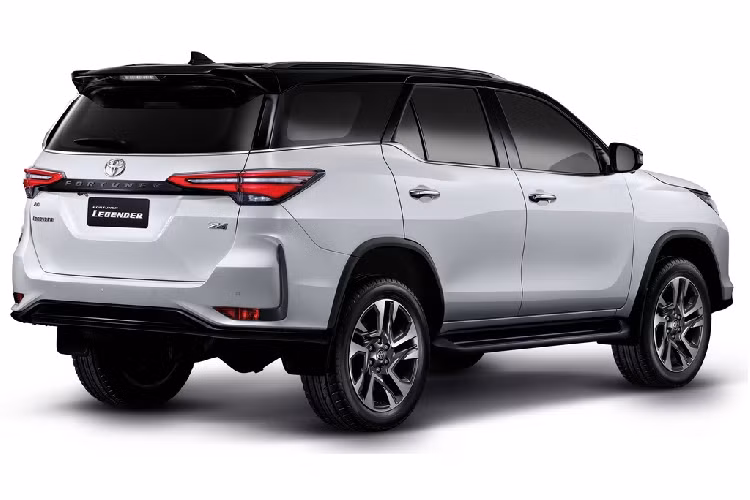 Thiết kế đuôi xe của SUV 7 chỗ Toyota Fortuner thế hệ mới không có nhiều thay đổi ngoại trừ cụm đèn hậu dạng LED được tinh chỉnh đôi chút.