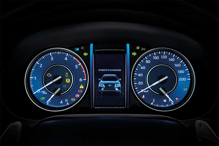 Cụm đồng hồ tốc độ được Toyota nâng cấp đôi chút với font chữ mới, kiểu dáng đồng hồ vẫn được giữ nguyên.