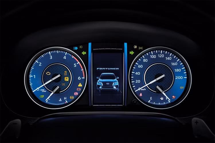 Cụm đồng hồ tốc độ được Toyota nâng cấp đôi chút với font chữ mới, kiểu dáng đồng hồ vẫn được giữ nguyên.