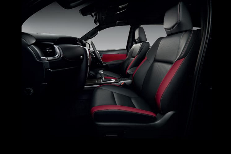 Phiên bản GX và GXL sở hữu ghế ngồi bọc da màu xám đậm, trong khi phiên bản cao cấp Crusade có ghế ngồi bọc da màu đỏ/đen hoặc đen/vàng. Ngoài ra, phiên bản Crusade có ghế trước điều chỉnh điện 8 hướng, gương chiếu hậu chống chói, hệ thống âm thanh JBL 11 loa và cửa sau đóng/mở điện.