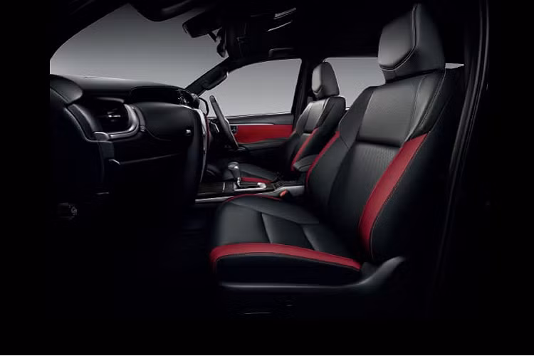 Phiên bản GX và GXL sở hữu ghế ngồi bọc da màu xám đậm, trong khi phiên bản cao cấp Crusade có ghế ngồi bọc da màu đỏ/đen hoặc đen/vàng. Ngoài ra, phiên bản Crusade có ghế trước điều chỉnh điện 8 hướng, gương chiếu hậu chống chói, hệ thống âm thanh JBL 11 loa và cửa sau đóng/mở điện.