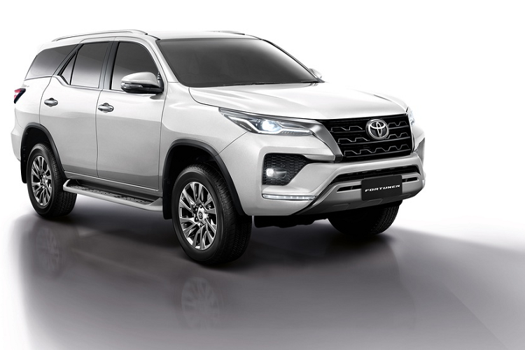 Giá bán của Fortuner 2020 tại Australia lần lượt cho các phiên bản GX, GXL và Crusade là 35.180 USD (tương đương 811,3 triệu đồng), 38.962 USD (898,5 triệu đồng) và 44.023 USD (1 tỷ đồng). Theo một số thông tin, cũng trong năm 2020 này Toyota Việt Nam sẽ trình làng tới khách hàng trong nước phiên bản 2020 của dòng SUV Fortuner.