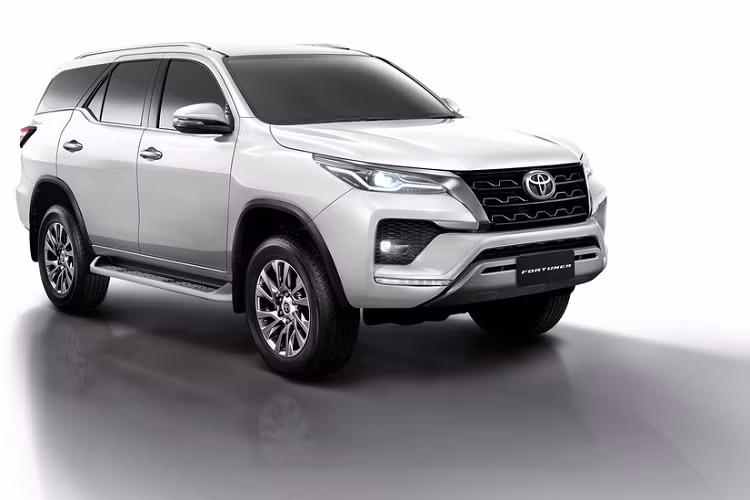 Giá bán của Fortuner 2020 tại Australia lần lượt cho các phiên bản GX, GXL và Crusade là 35.180 USD (tương đương 811,3 triệu đồng), 38.962 USD (898,5 triệu đồng) và 44.023 USD (1 tỷ đồng). Theo một số thông tin, cũng trong năm 2020 này Toyota Việt Nam sẽ trình làng tới khách hàng trong nước phiên bản 2020 của dòng SUV Fortuner.