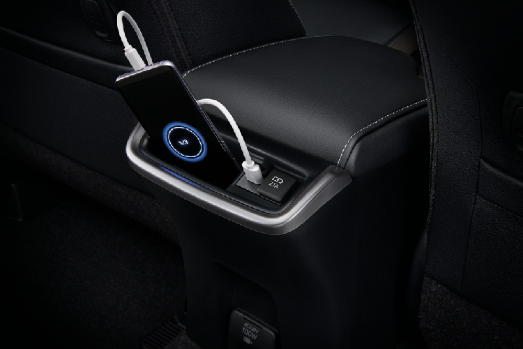 Về công nghệ an toàn, Fortuner 2020 tại Australia có thêm cảm biến đỗ xe phía trước cùng gói an toàn Toyota Safety Sense. Gói an toàn này bao gồm phanh khẩn cấp tự động với khả năng phát hiện người đi bộ vào ban đêm và xe đạp vào ban ngày, kiểm soát hành trình thích ứng, cảnh báo lệch làn và hỗ trợ giữ làn đường.