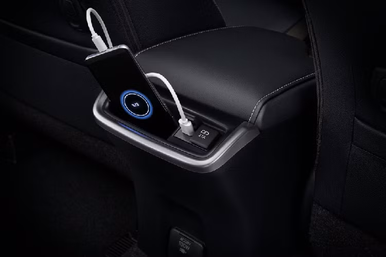 Về công nghệ an toàn, Fortuner 2020 tại Australia có thêm cảm biến đỗ xe phía trước cùng gói an toàn Toyota Safety Sense. Gói an toàn này bao gồm phanh khẩn cấp tự động với khả năng phát hiện người đi bộ vào ban đêm và xe đạp vào ban ngày, kiểm soát hành trình thích ứng, cảnh báo lệch làn và hỗ trợ giữ làn đường.