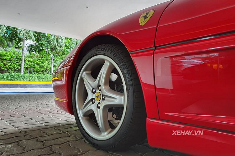 Siêu phẩm Ferrari 355 F1 Spider trong bài viết sở hữu nước sơn ngoại thất màu đỏ Rosso Corsa đặc trưng của Ferrari. Qua hình ảnh có thể thấy, trải qua hơn 21 năm có mặt trên thị trường, màu sơn của 355 vẫn còn rất tinh tươm với độ bóng cao. Đây cũng chính là một trong nhiều yếu tố làm nên tên tuổi của hãng "Ngựa chồm" Italy.