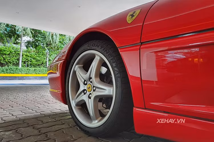 Siêu phẩm Ferrari 355 F1 Spider trong bài viết sở hữu nước sơn ngoại thất màu đỏ Rosso Corsa đặc trưng của Ferrari. Qua hình ảnh có thể thấy, trải qua hơn 21 năm có mặt trên thị trường, màu sơn của 355 vẫn còn rất tinh tươm với độ bóng cao. Đây cũng chính là một trong nhiều yếu tố làm nên tên tuổi của hãng "Ngựa chồm" Italy.