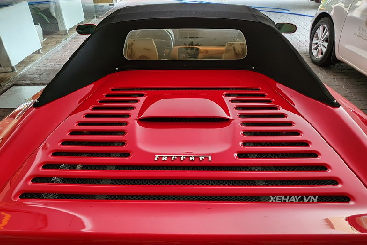 Ferrari 355 F1 Spider được trang bị bộ mâm 18 inch 5 chấu cùng bộ mui xếp bằng vải có thể điều chỉnh đóng/mở điện. Đuôi xe với tạo hình đơn giản, cụm đèn hậu hình tròn màu đỏ trên nền sơn đen nổi bật cùng cặp 4 ống xả cân đối, tương tự một số mẫu xe như Ferrari 360, F430 và gần nhất là đàn em F8 Tributo