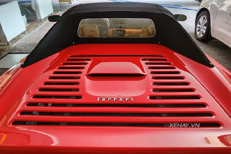 Ferrari 355 F1 Spider được trang bị bộ mâm 18 inch 5 chấu cùng bộ mui xếp bằng vải có thể điều chỉnh đóng/mở điện. Đuôi xe với tạo hình đơn giản, cụm đèn hậu hình tròn màu đỏ trên nền sơn đen nổi bật cùng cặp 4 ống xả cân đối, tương tự một số mẫu xe như Ferrari 360, F430 và gần nhất là đàn em F8 Tributo