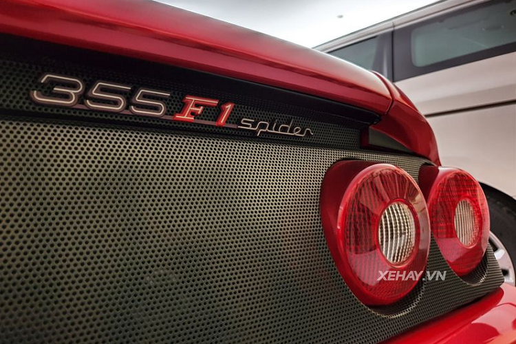 Được chắp bút bởi xưởng thiết kế Pininfarina danh tiếng, không khó hiểu khi Ferrari 355 F1 Spider mang trong mình một vẻ đẹp khó cưỡng, vượt thời gian và không gian đến vậy. Cũng giống như một số chiếc xe cùng thời, 355 F1 Spider cũng được thiết kế với cặp mắt ếch cổ điển có thể gập lên/xuống tự động. Đây chính "trend" thiết kế đèn xe vào thời điểm đó.