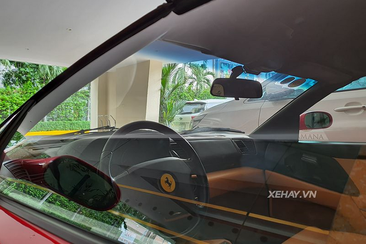 Phải mất hơn 1.500 giờ thử nghiệm các yếu tố khí động học, Ferrari 355 F1 Spider mới đủ tiêu chuẩn để xuất xưởng. Siêu xe này được cấu tạo với chỉ 2 chỗ ngồi với khoang hành lý ở đầu xe. Nhờ đó, các tỉ lệ về phân bổ trọng lực được dàn trải trên toàn bộ xe. Cũng ở phần thân xe, nổi bật là 2 hốc hút gió cỡ lớn có nhiệm vụ lấy gió vào trong buồng đốt và hộc bánh sau, giúp tản nhiệt cho 2 khu vực này.