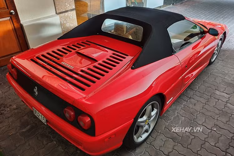 Trong đó, biến thể Spider của 355 được sản xuất 3.717 chiếc với 2.664 chiếc sử dụng hộp số sàn 6 cấp và 1.053 chiếc sử dụng hộp số F1 6 cấp. Bước sang thế kỷ XXI, Ferrari 355 F1 Spider đã phải nhường lại sân chơi cho đàn em Ferrari 360.