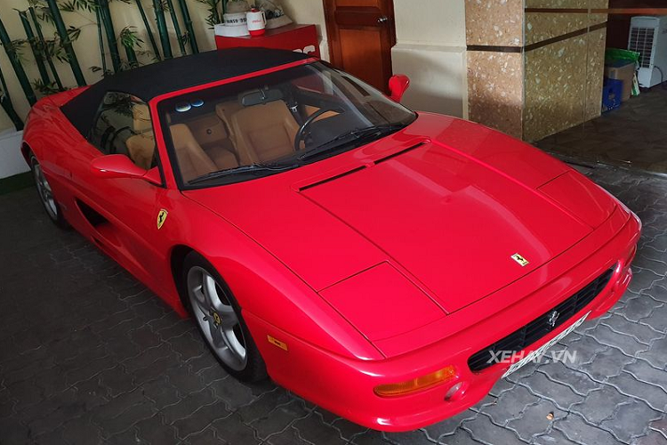 "Trái tim" của Ferrari 355 F1 Spider hơn 20 tuổi này là khối động cơ 3.5L V8, sản sinh công suất tối đa 381 mã lực tại 8.250 vòng/phút và momen xoắn cực đại 363Nm tại 6.000 vòng/phút. Nhờ đó, siêu xe này có khả năng tăng tốc từ 0 - 100 km/h chỉ trong 4,7 giây trước khi đạt vận tốc tối đa 295 km/h.