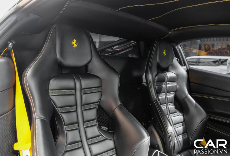 Một chi tiết đặc trưng mà những bản độ “gắn mác” Liberty Walk đều được trang bị đó là hệ thống treo khí nén của AirRex, hệ thống này có thể dễ dàng điều chỉnh khoảng sáng gầm xe thông qua một chiếc remote đặt bên trong khoang lái, điều này giúp cho các mẫu xe độ nhà Liberty Walk đều có thể hạ sát gầm xuống mặt đất, thu hút rất nhiều ánh mắt hiếu kì của mọi người mỗi khi xuất hiện.