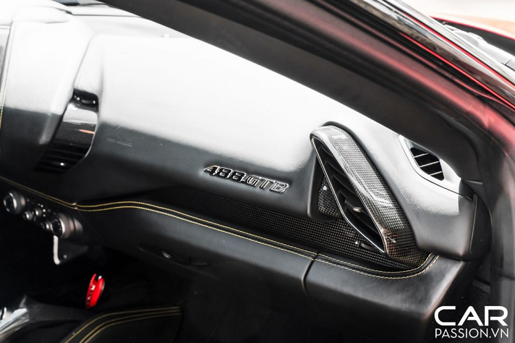 Từng có thời gian được trang bị cánh gió carbon của thương hiệu Novitec, chiếc 488 GTB này hiện đang sử dụng một chiếc cánh gió hoàn toàn mới dạng ducktail, đây là chi tiết nguyên bản trên gói độ thân rộng của Liberty Walk. Với chi tiết mới, phần cản sau của xe có thiết kế mang đậm tính khí động học cũng như tạo tính liền mạch cho đuôi xe.