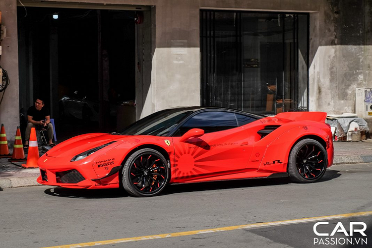 Bên trong khoang nội thất được phối theo tông màu tối, các chi tiết như táp-pi cửa, bảng táp-lô hay ghế ngồi đều được bọc da cao cấp có màu đen, tương tự lớp sơn nguyên bản... chưa có thông tin chính thức giá xe Ferrari 488 GTB độ Liberty Walk, nhưng theo giới thạo xe thì gói độ đình đám này cũng lên đến cả tỷ đồng.