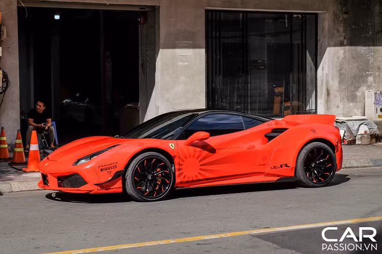 Bên trong khoang nội thất được phối theo tông màu tối, các chi tiết như táp-pi cửa, bảng táp-lô hay ghế ngồi đều được bọc da cao cấp có màu đen, tương tự lớp sơn nguyên bản... chưa có thông tin chính thức giá xe Ferrari 488 GTB độ Liberty Walk, nhưng theo giới thạo xe thì gói độ đình đám này cũng lên đến cả tỷ đồng.