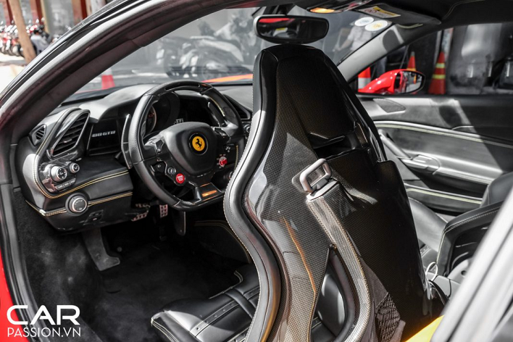 Ngoài các chi tiết đến từ gói nâng cấp của nhà độ Nhật Bản, xe được chủ nhân lựa chọn bộ mâm độ mang thương hiệu Forgiato, bộ mâm đa chấu mới có thiết kế dạng cánh quạt đẹp mắt. Ẩn phía sau là hệ thống phanh đĩa hiệu năng cao bao gồm đĩa phanh carbon ceramic với khả năng chịu nhiệt tốt cùng cùm phanh Brembo Ferrari sơn màu cam.