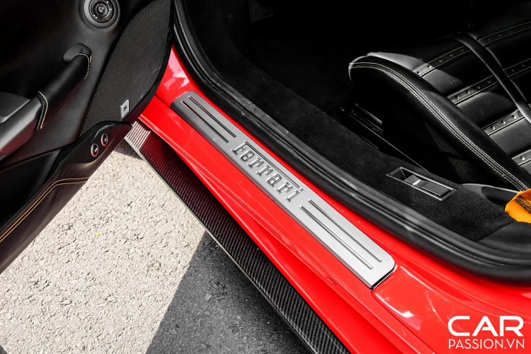 Có lẽ chưa cảm thấy hài lòng với âm thanh phát ra khá “hiền” từ khối động cơ V8 tăng áp kép, chủ nhân của mẫu xe độ này đã lựa chọn hệ thống ống xả titanium đến từ thương hiệu Frequency Intelligent Exhaust, với âm thanh phát ra là vô cùng ấn tượng và có phần vang hơn so với âm thanh nguyên bản.