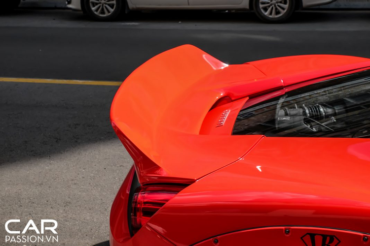 Cuối cùng chính là sự xuất hiện của bộ khuếch tán gió được làm từ sợi carbon, chi tiết mới được Liberty Walk thiết kế với nhiều khe chia gió hơn, có lẽ các kĩ sư Nhật Bản đã có những tính toán kĩ lưỡng liên quan đến tính khí động học của các chi tiết mới để đảm bảo rằng chiếc Ferrari 488 GTB này sẽ không gặp những khó khăn ở khía cạnh vận hành sau khi bản độ hoàn thiện.