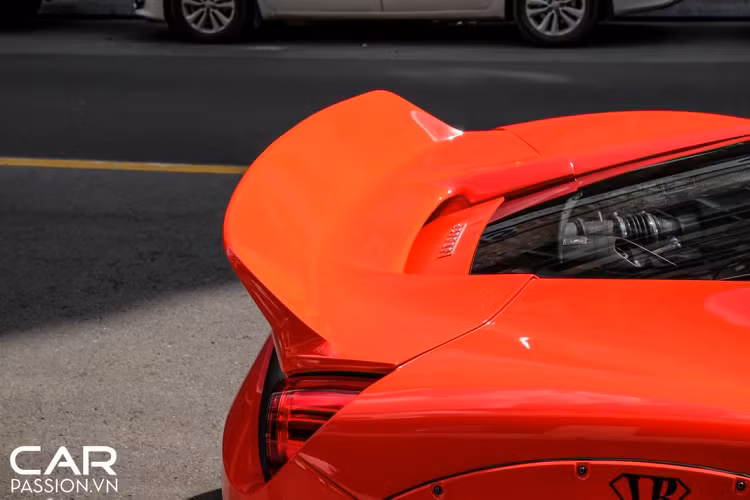 Cuối cùng chính là sự xuất hiện của bộ khuếch tán gió được làm từ sợi carbon, chi tiết mới được Liberty Walk thiết kế với nhiều khe chia gió hơn, có lẽ các kĩ sư Nhật Bản đã có những tính toán kĩ lưỡng liên quan đến tính khí động học của các chi tiết mới để đảm bảo rằng chiếc Ferrari 488 GTB này sẽ không gặp những khó khăn ở khía cạnh vận hành sau khi bản độ hoàn thiện.