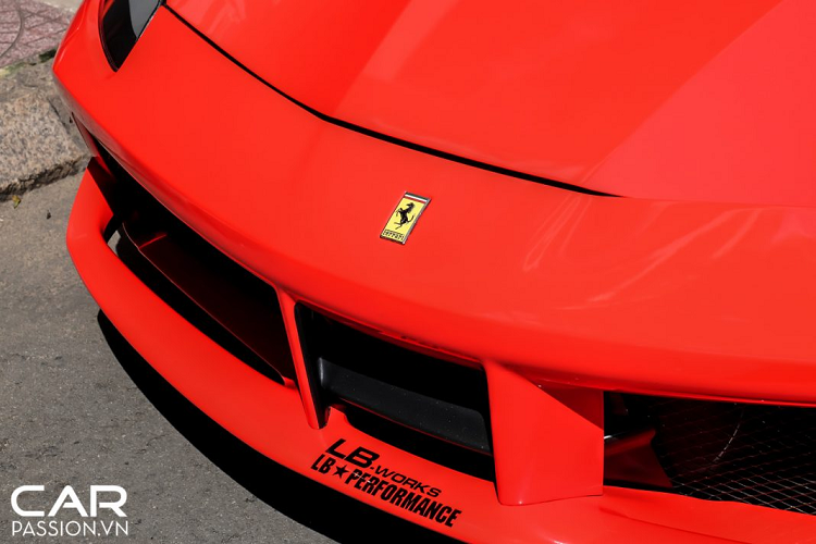 Với gói nâng cấp đến từ Liberty Walk Performance, chiều ngang Ferrari 488 độ Liberty Walk được nới rộng ra nhờ trang bị thêm các miếng ốp vè bánh xe được bắt vào thân xe bằng đinh tán. Bên cạnh đó, để tránh khả năng phần vè mới được bổ sung sẽ cạ vào thân xe khi di chuyển, các kĩ sư Nhật Bản đã bổ sung thêm phần viền cao su ở giữa, hạn chế những hư hỏng phát sinh cho thân xe, đặc biệt khi vận hành ở tốc độ cao.