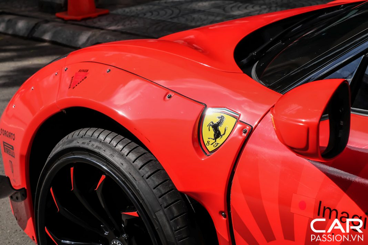 So với lớp sơn đen bóng nguyên bản, lớp decal màu đỏ được chủ nhân xe lựa chọn có phần nổi bật hơn, sử dụng gam màu đỏ Rosso Corsa đặc trưng của thương hiệu siêu xe lâu đời nước Ý. Bên cạnh đó, trên lớp decal đỏ còn được trang trí thêm tên của những thương hiệu đồ chơi ô tô hàng đầu thế giới. Ở phần cửa xe, lớp decal đỏ được in thêm một số họa tiết bắt mắt cùng dòng chữ “Imagine All The People Living Life In Piece”.