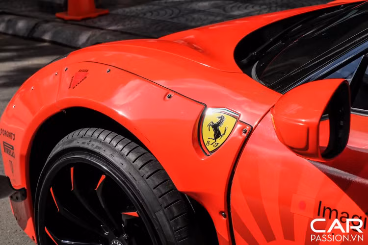 So với lớp sơn đen bóng nguyên bản, lớp decal màu đỏ được chủ nhân xe lựa chọn có phần nổi bật hơn, sử dụng gam màu đỏ Rosso Corsa đặc trưng của thương hiệu siêu xe lâu đời nước Ý. Bên cạnh đó, trên lớp decal đỏ còn được trang trí thêm tên của những thương hiệu đồ chơi ô tô hàng đầu thế giới. Ở phần cửa xe, lớp decal đỏ được in thêm một số họa tiết bắt mắt cùng dòng chữ “Imagine All The People Living Life In Piece”.