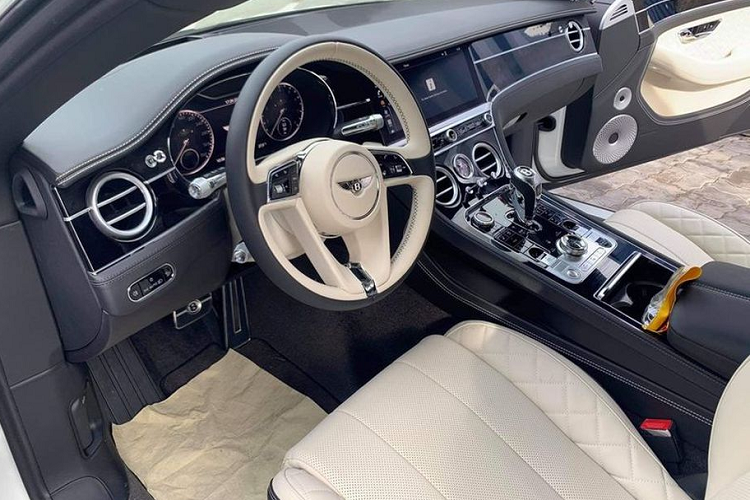 Điều đặc biệt của chiếc xe thể thao siêu sang này còn nằm ở ngưỡng cửa có khắc hai mốc "1919" và "2019". Đây là điểm nhận dạng của mẫu Continental GT V8 bản kỷ niệm 100 năm.