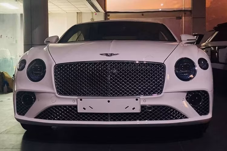Mới đây, siêu phẩm Bentley Continental GT V8 2020 mới phiên bản kỷ niệm 100 năm của Bentley đã được đưa về một đại lý kinh doanh xe ở thủ đô Hà Nội sau gần 2 tháng cập bến Việt Nam.