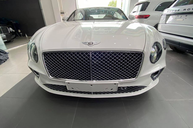 Đối với không gian nội thất, chiếc Bentley Continental GT V8 bản kỷ niệm 100 năm đầu tiên tại Việt Nam sở hữu toàn bộ không gian cabin được bọc da thượng hạng, ốp gỗ cao cấp, các chi tiết thêu tay thủ công với 2 tông màu nội thất tương phản là kem và đen đem đến cảm giác sang trọng.